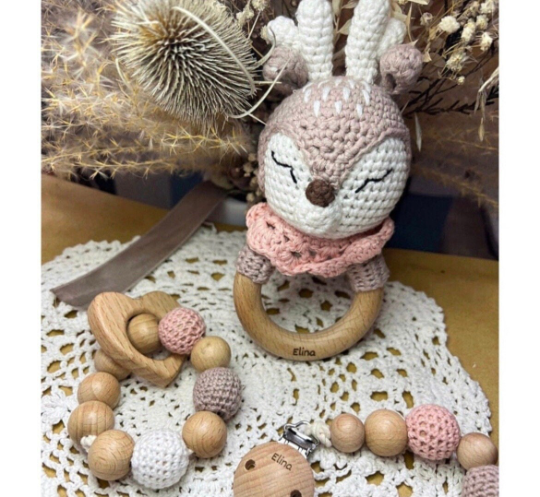 Baby Geschenkset (personalisiert) - Rosa Reh-Set Rassel, Schnullerkette und Beißring