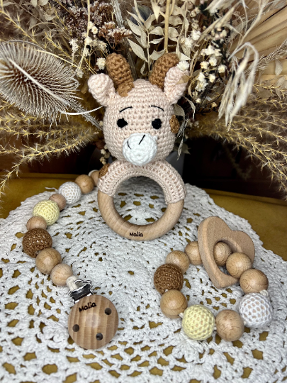 Baby Geschenkset (personalisiert) - Beige Giraffe-Set Rassel, Schnullerkette und Beißring